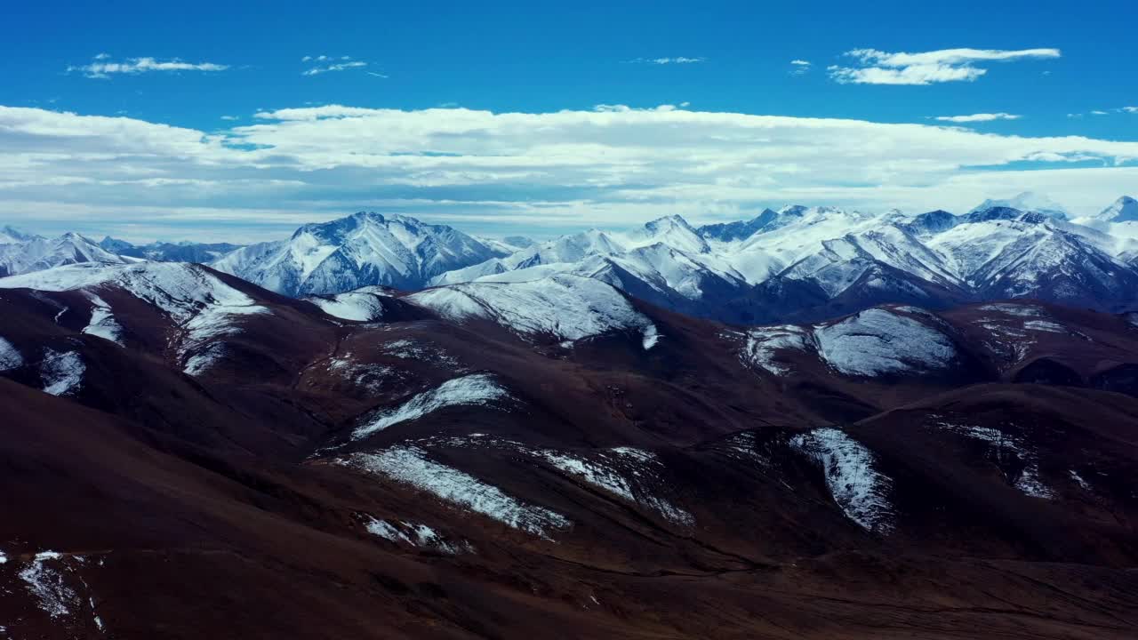 中国西藏喜马拉雅山脉的全景鸟瞰图。视频素材