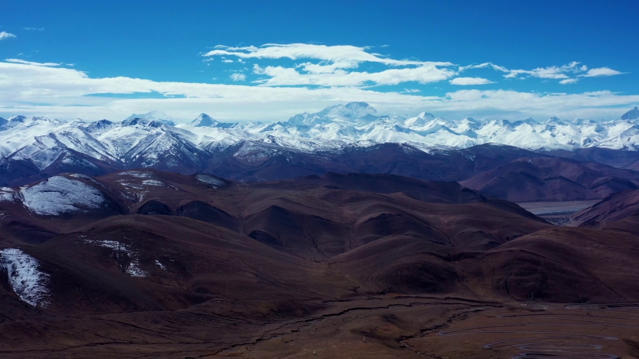 中国西藏喜马拉雅山脉的全景鸟瞰图。视频素材