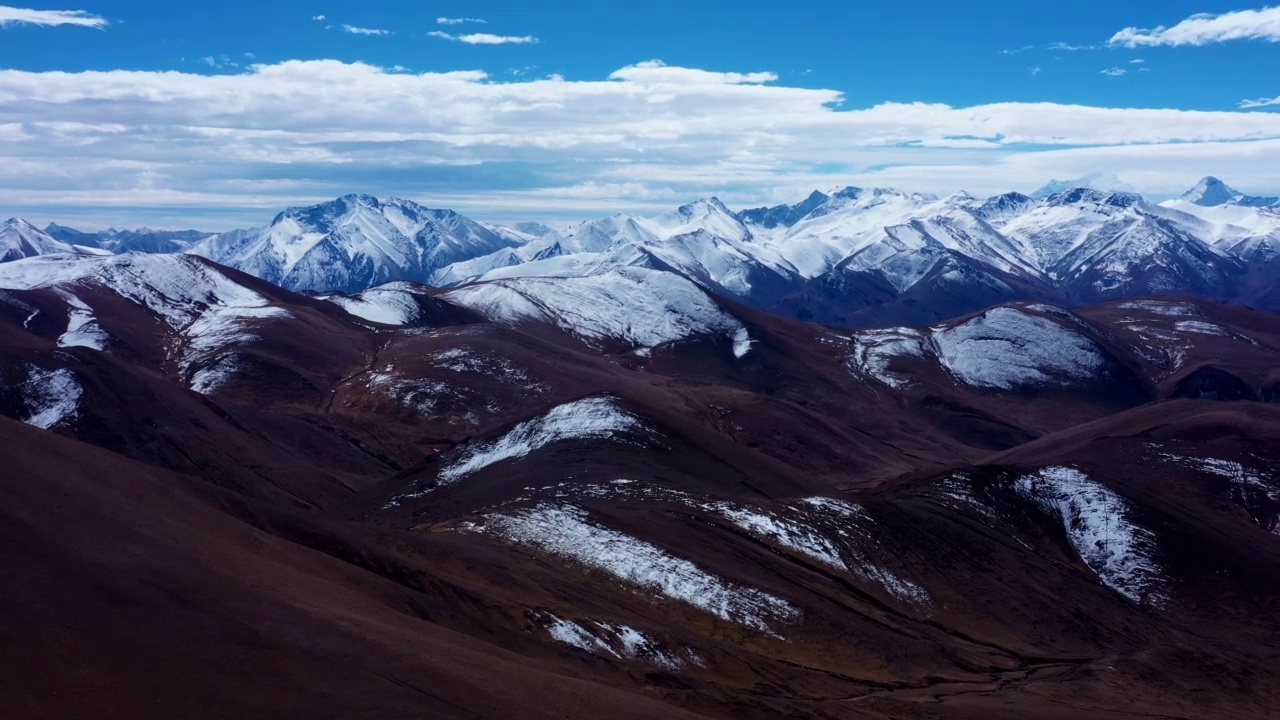 中国西藏喜马拉雅山脉的全景鸟瞰图。视频素材