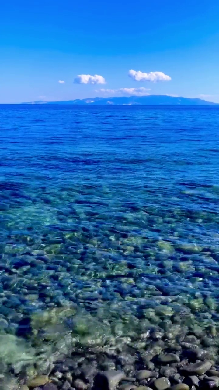 海浪拍打着海岸视频素材