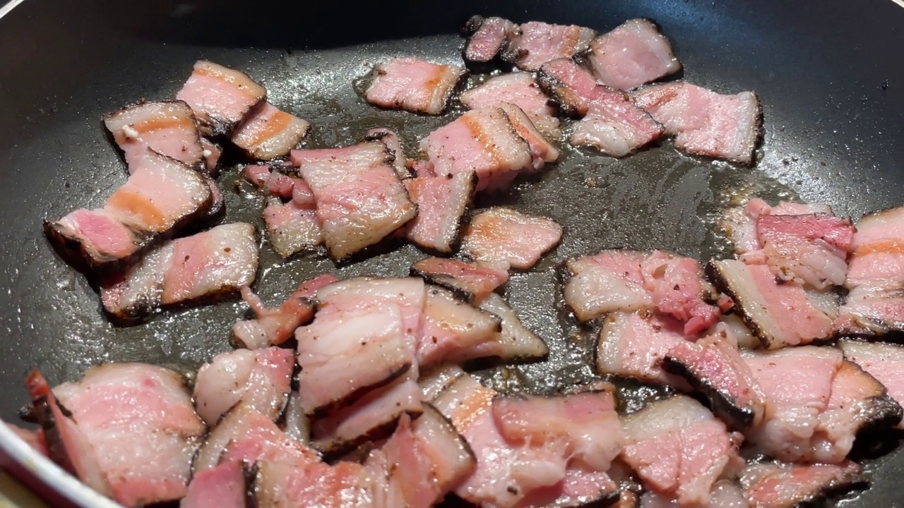 煎锅里煎的肥肉特写，带气泡的黄油特写。有选择性的重点视频素材