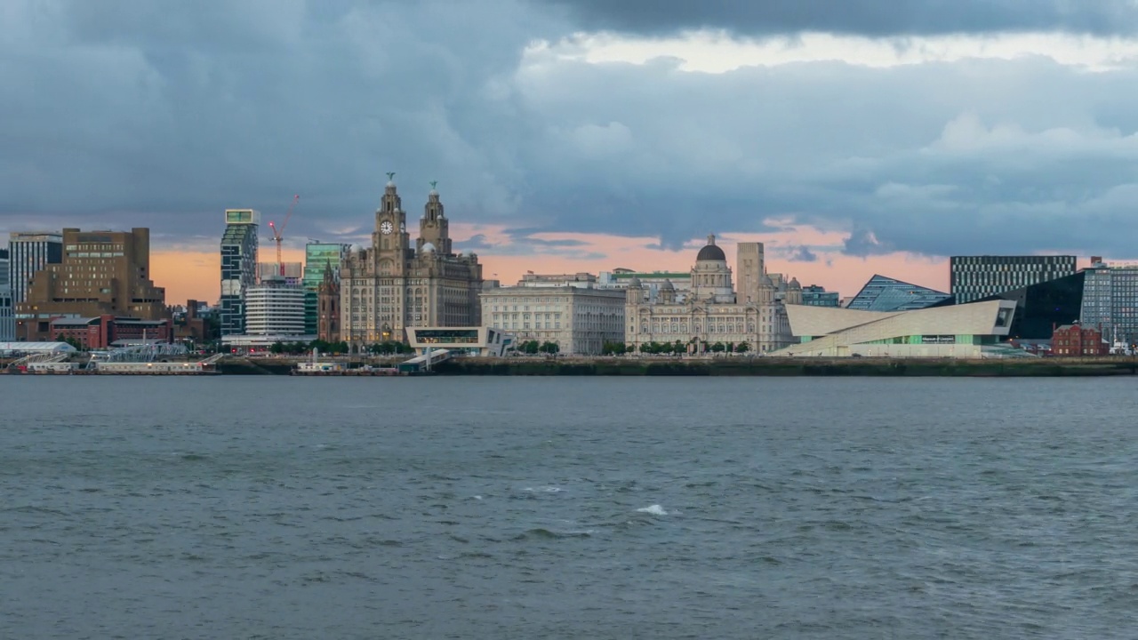 英格兰利物浦默西河的利物浦海滨和城市天际线全景，从早到晚- 4k延时(缩小)视频素材