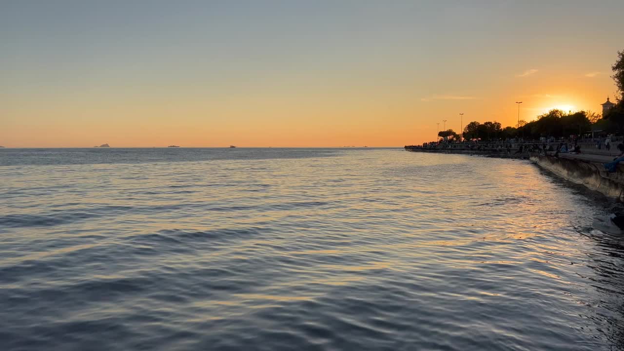 Cadde Bostan海岸-海滨和平静-浪漫的日落在马尔马拉海-美丽的日落和平静的人-王子岛-海-海藻-日落-海藻-生命和海浪在海上-美丽的风景与视频素材