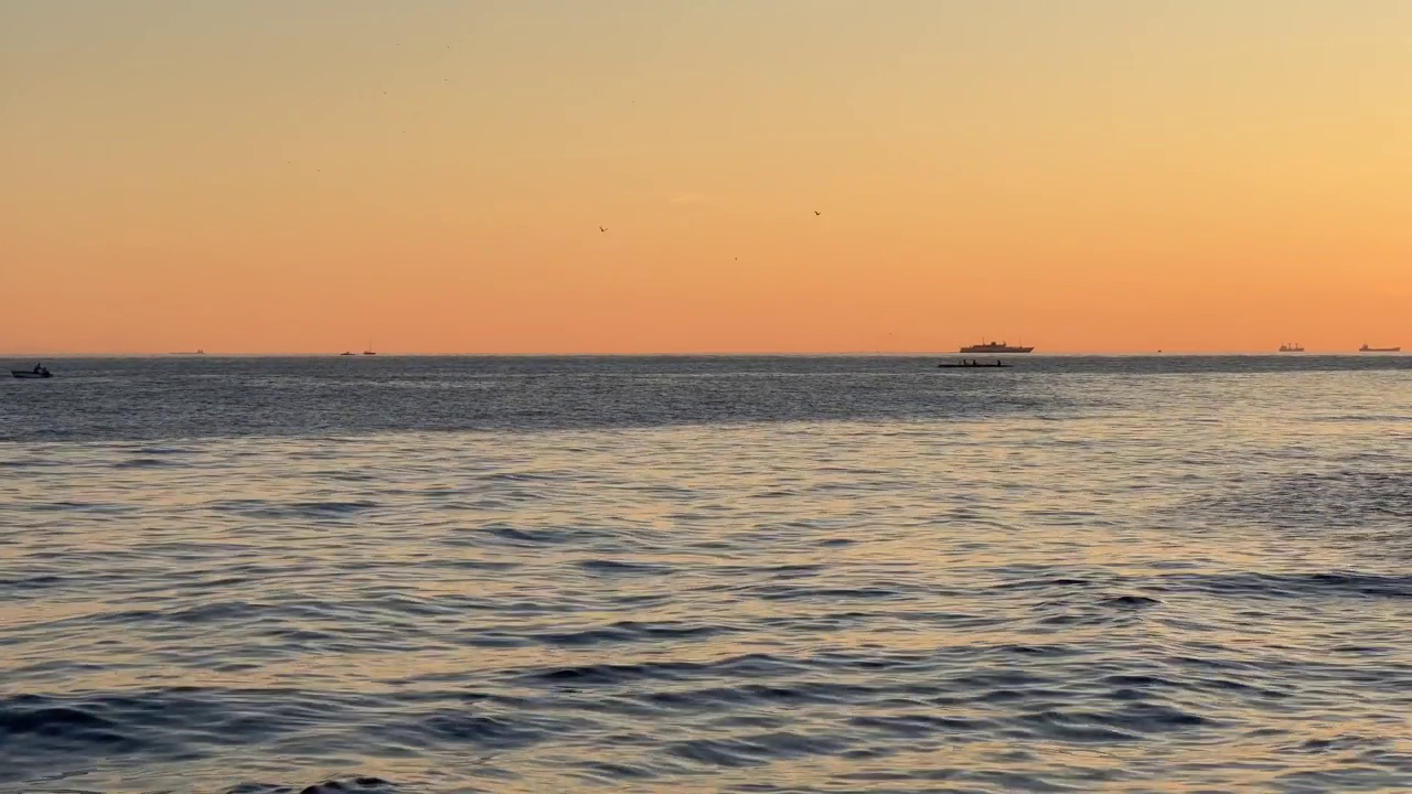 Cadde Bostan海岸-海滨和平静-浪漫的日落在马尔马拉海-美丽的日落和平静的人-王子岛-海-海藻-日落-海藻-生命和海浪在海上-美丽的风景与视频素材