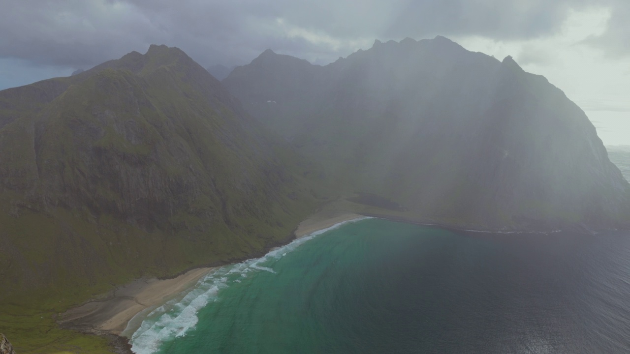 在罗浮敦群岛的夏雨中，从上面俯瞰Kvalvika海滩的壮观景色视频素材