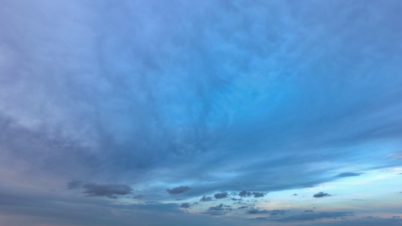 从接近日落到黄昏的秋天傍晚的天空。时光流逝，美丽的黄昏忧郁的天空射在地平线上。快速移动的云的延时。视频素材