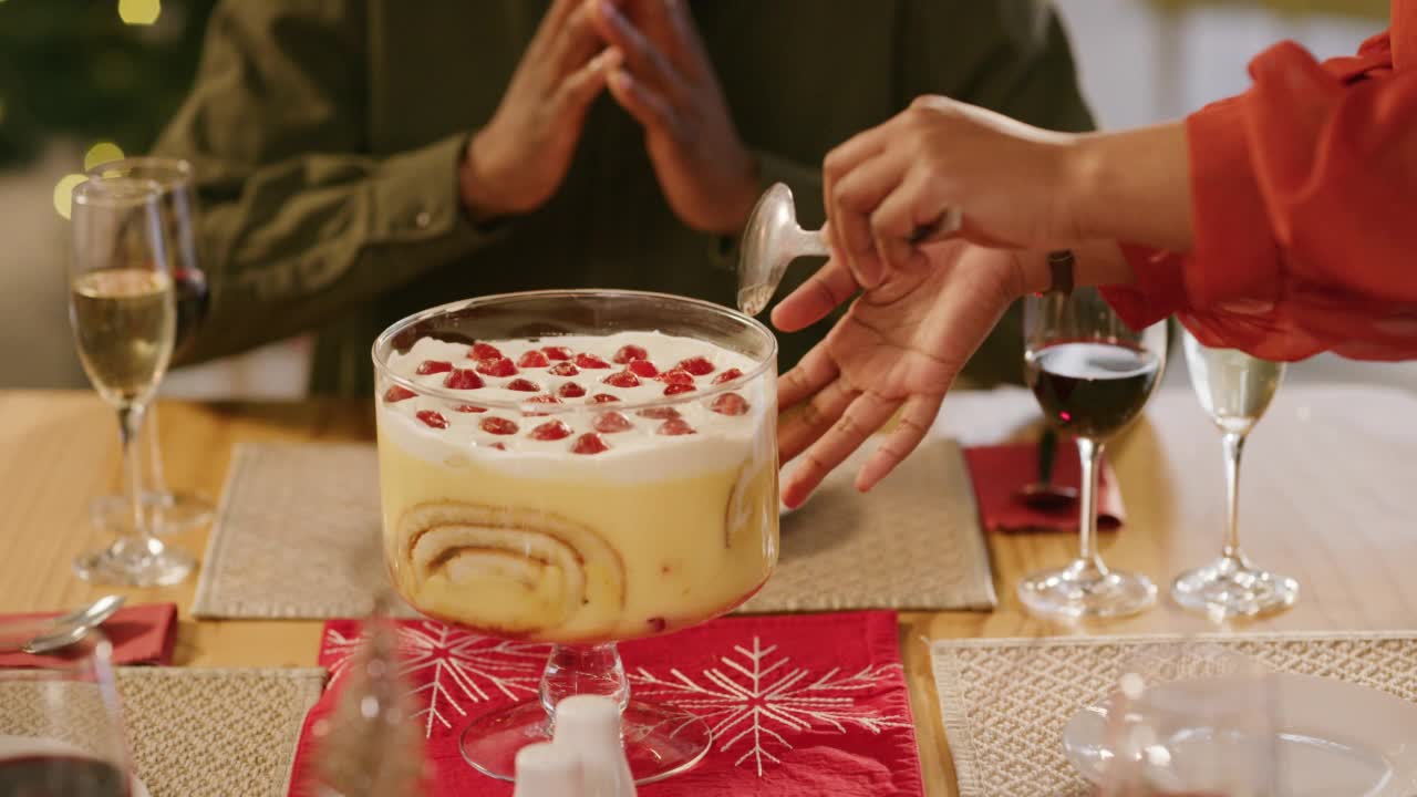 手，蛋糕和圣诞节与一个女人用刀在一个聚会上与朋友在餐桌上的节日。食物，庆祝和甜点与朋友们一起度过时光，增进感情视频素材