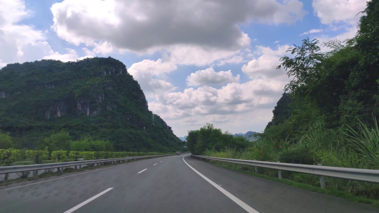 在中国广西省桂林和阳朔附近的喀斯特风景公路上乘车视频素材