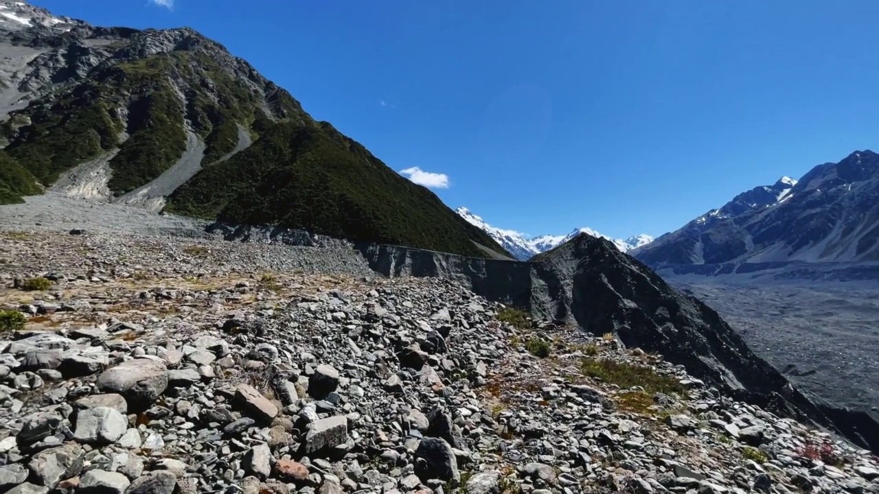 鲍尔帕斯的极端岩石高山地形俯视高山塔斯曼湖的北端视频素材