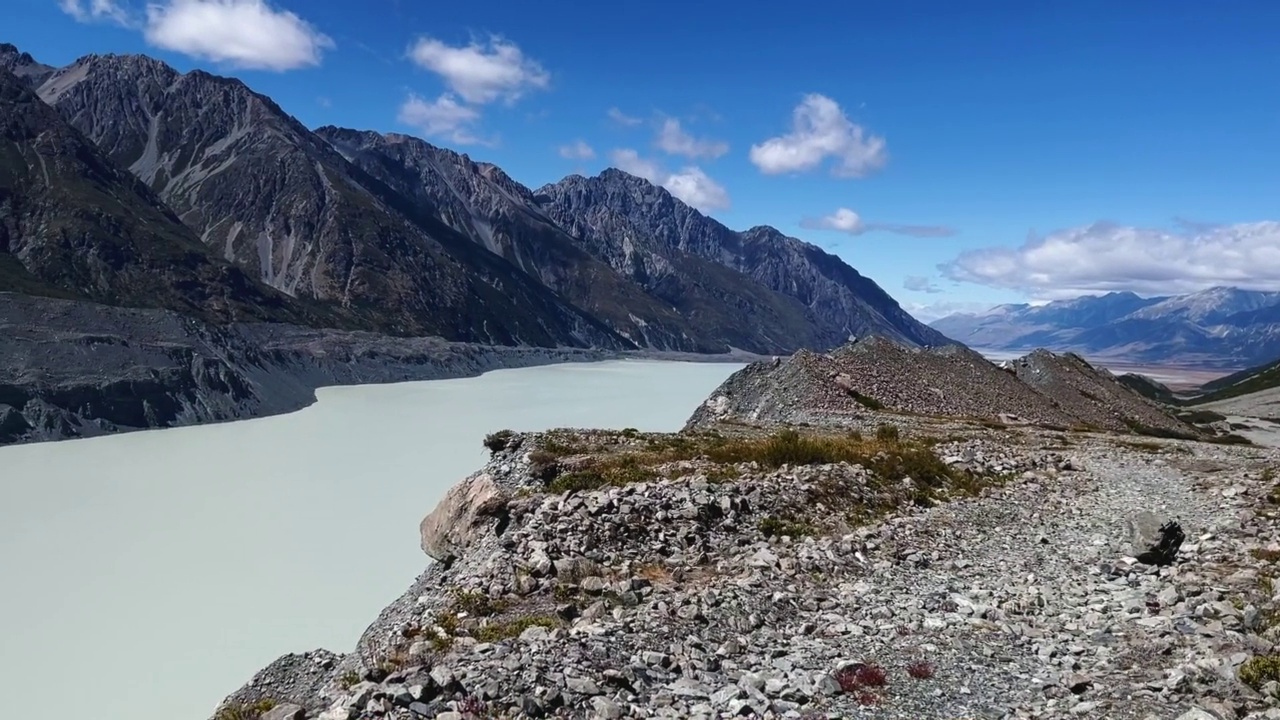 鲍尔帕斯的极端岩石高山地形俯视高山塔斯曼湖的北端视频素材