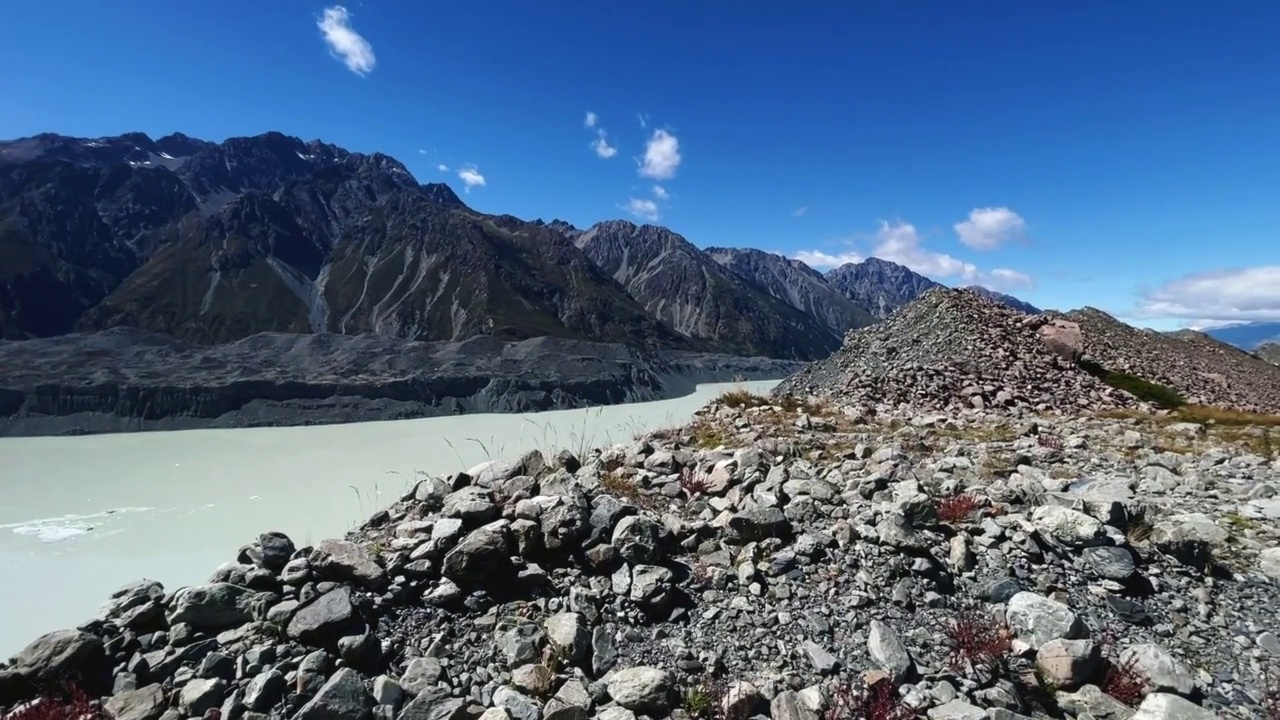 鲍尔帕斯的极端岩石高山地形俯视高山塔斯曼湖的北端视频素材