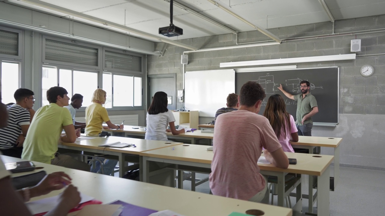 高中教师向学习技术课程的学生讲解电子电路视频素材