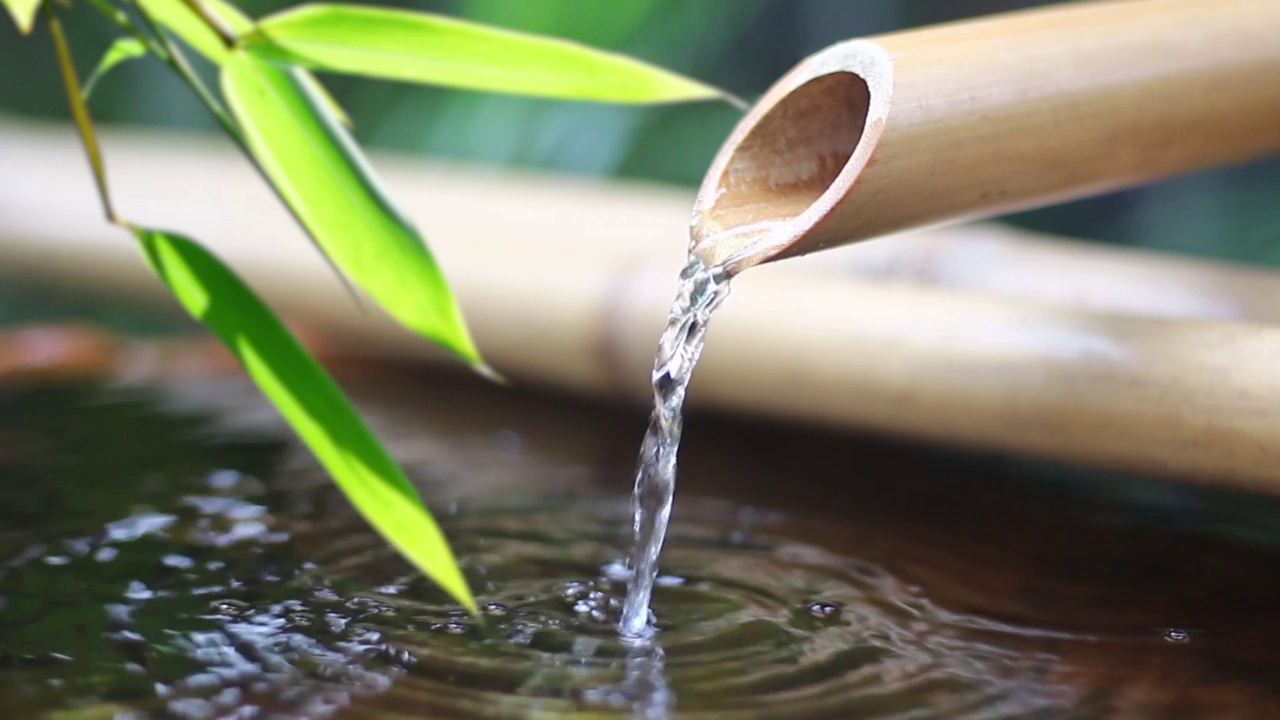 传统的竹水喷泉日本花园视频下载