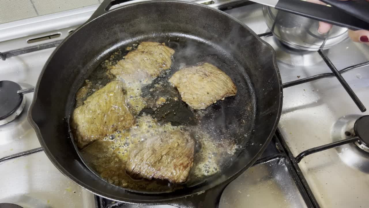 用钳子把切好的肉翻过来视频素材