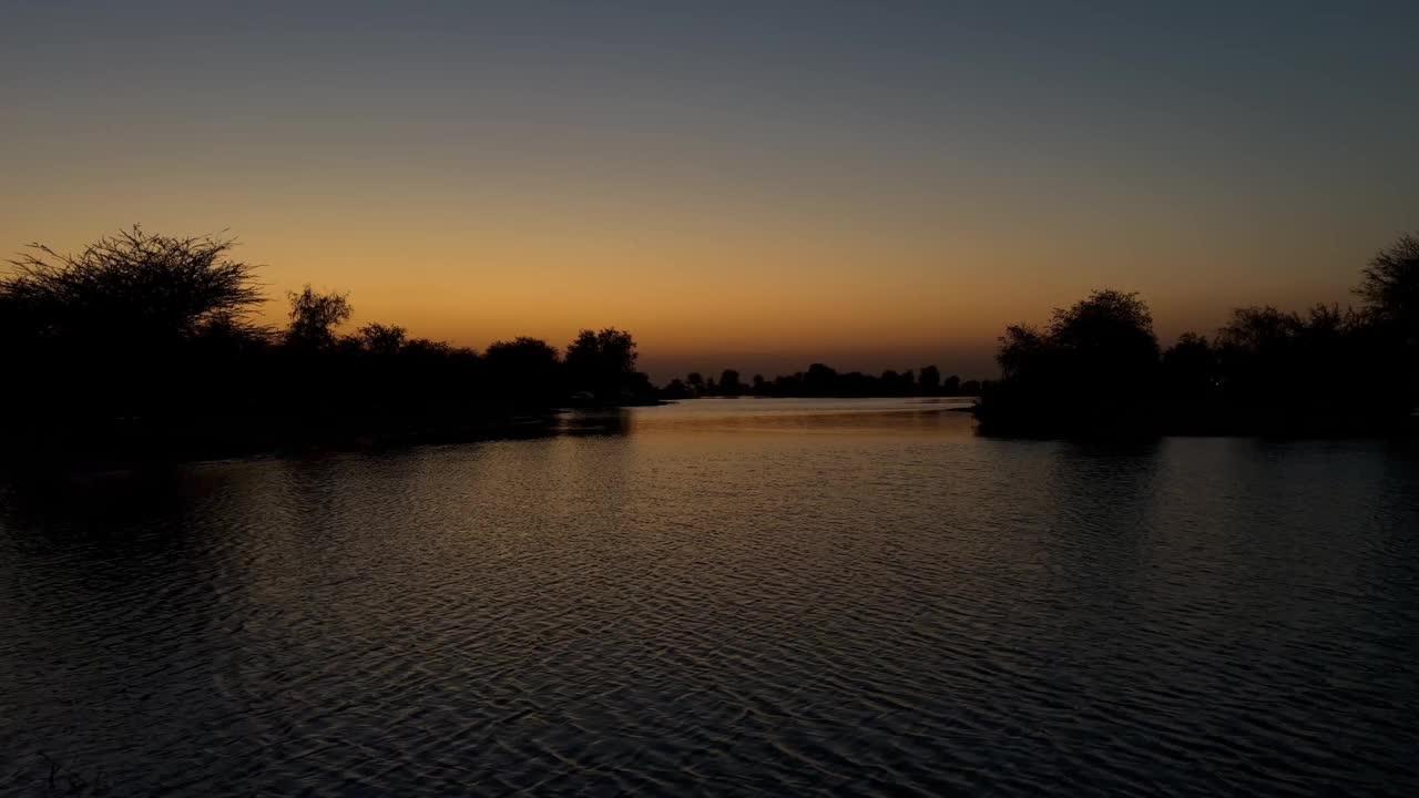 美丽的晚霞映在湖面上视频素材