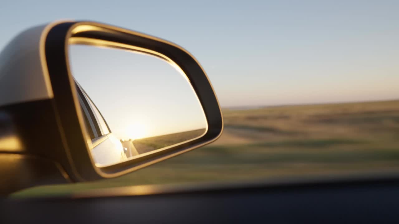 在美丽的夕阳下，从侧窗看高速公路上快速行驶的汽车视频素材