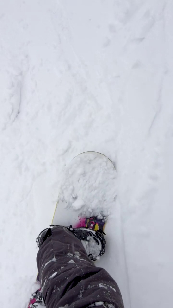 男子免费乘坐单板滑雪冬季极限运动视频素材