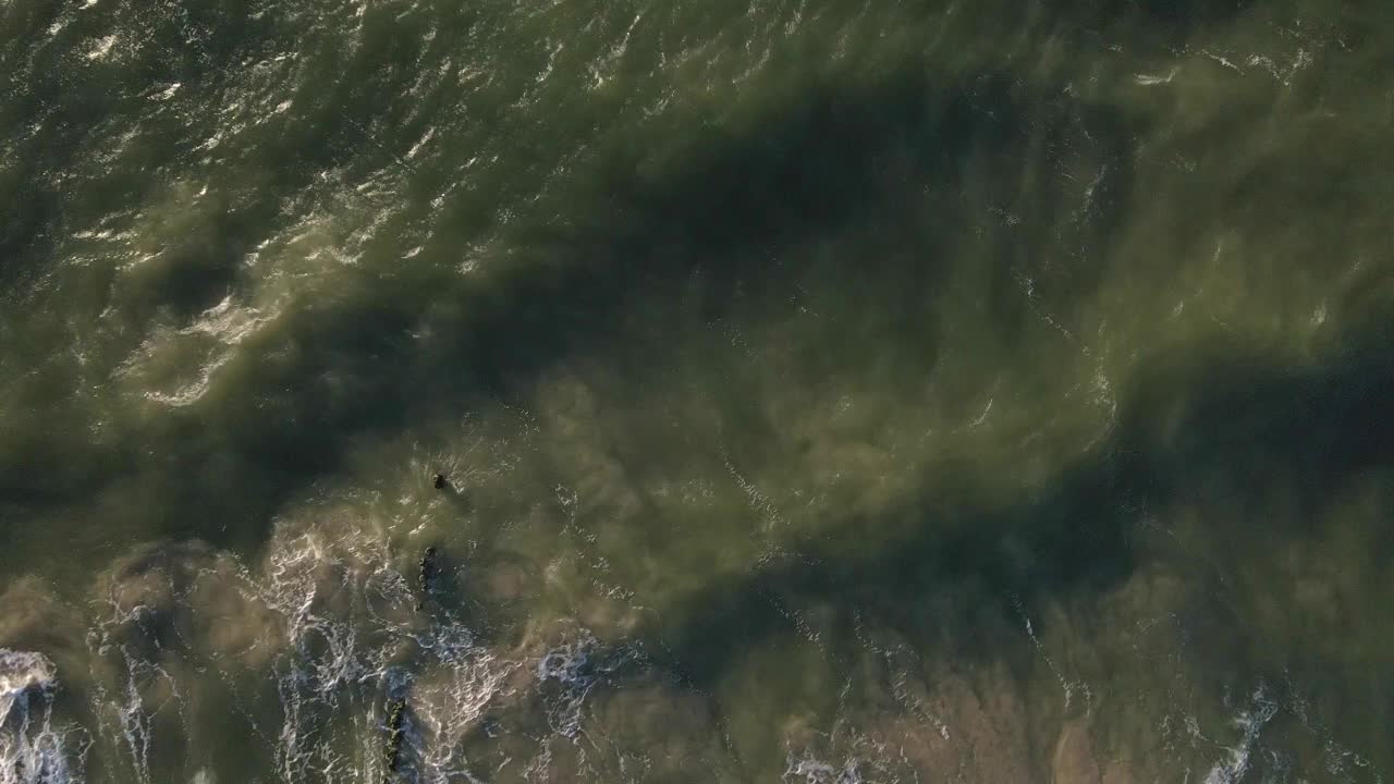 俯视，波罗的海表面有波浪和水花视频素材