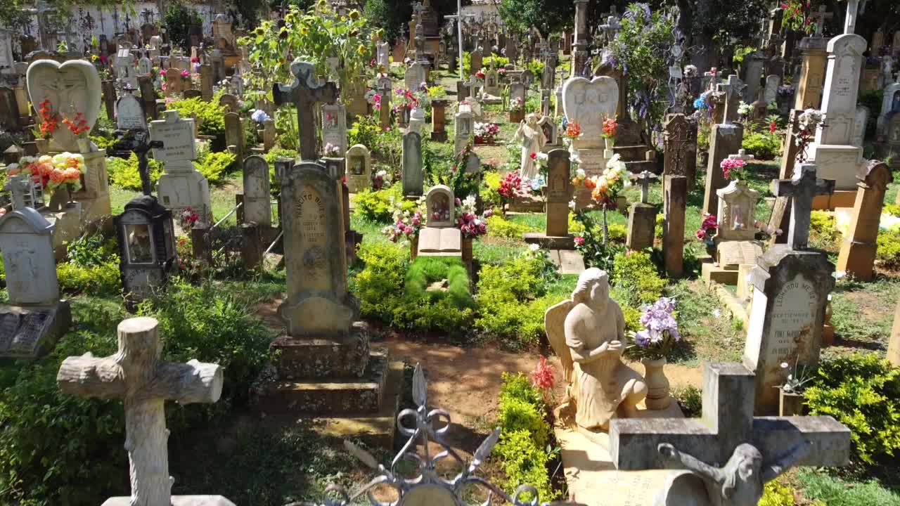 Barichara是南美洲哥伦比亚北部的一个小镇，以其殖民时期的建筑而闻名——无人机鸟瞰艺术墓地，世界上最美丽的墓地之一视频素材