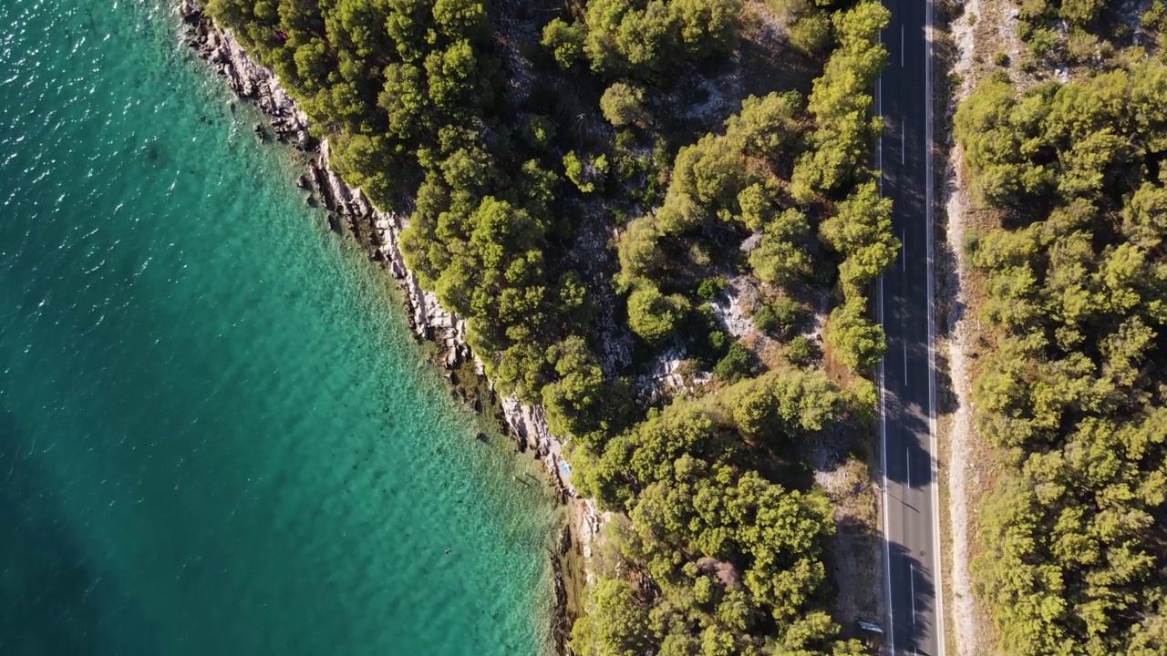 克罗地亚扎达尔附近沿海岸行驶的公路鸟瞰图。视频素材