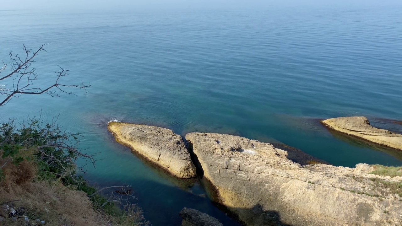 夏天的海水和岩石海岸风景。视频素材