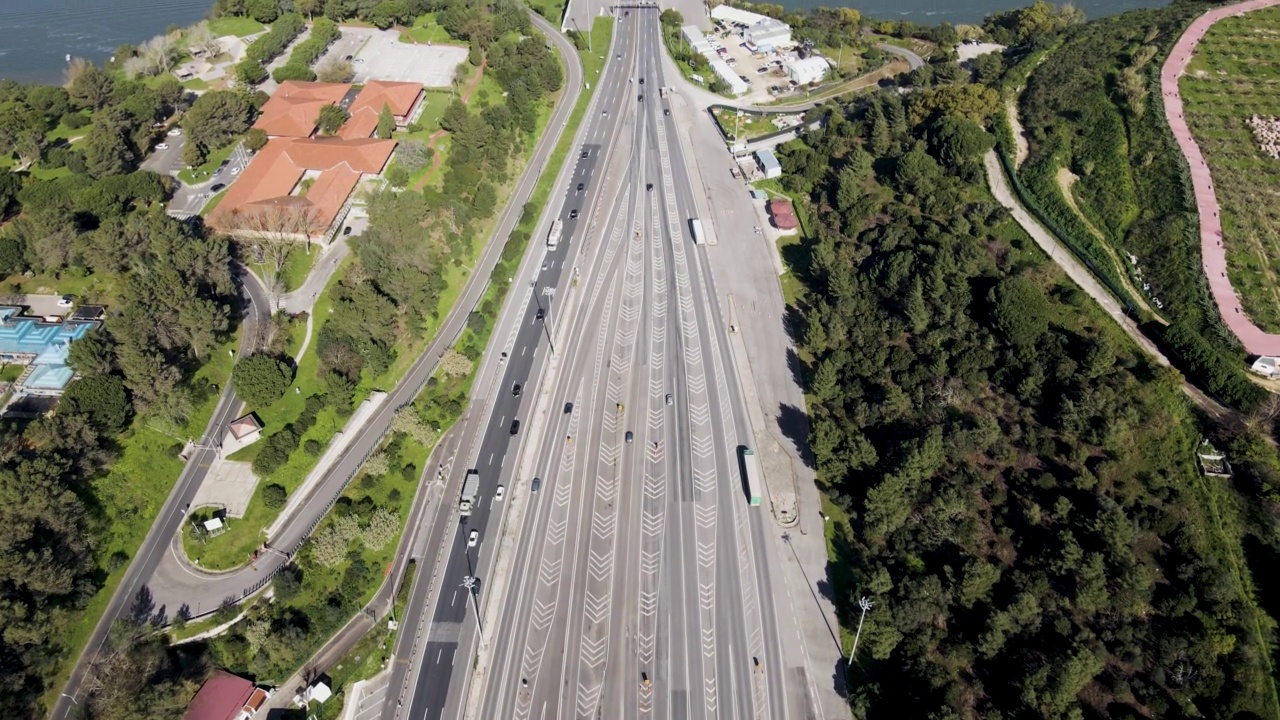 葡萄牙里斯本高速公路上的车辆鸟瞰图。视频素材