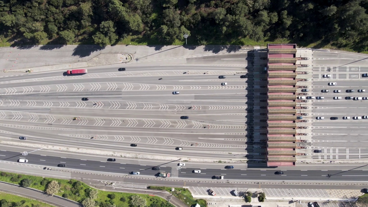 葡萄牙里斯本高速公路上的车辆鸟瞰图。视频素材