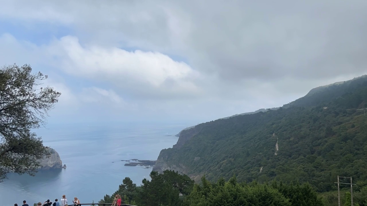 时间流逝的云在天空的海岸上的海滩视频下载