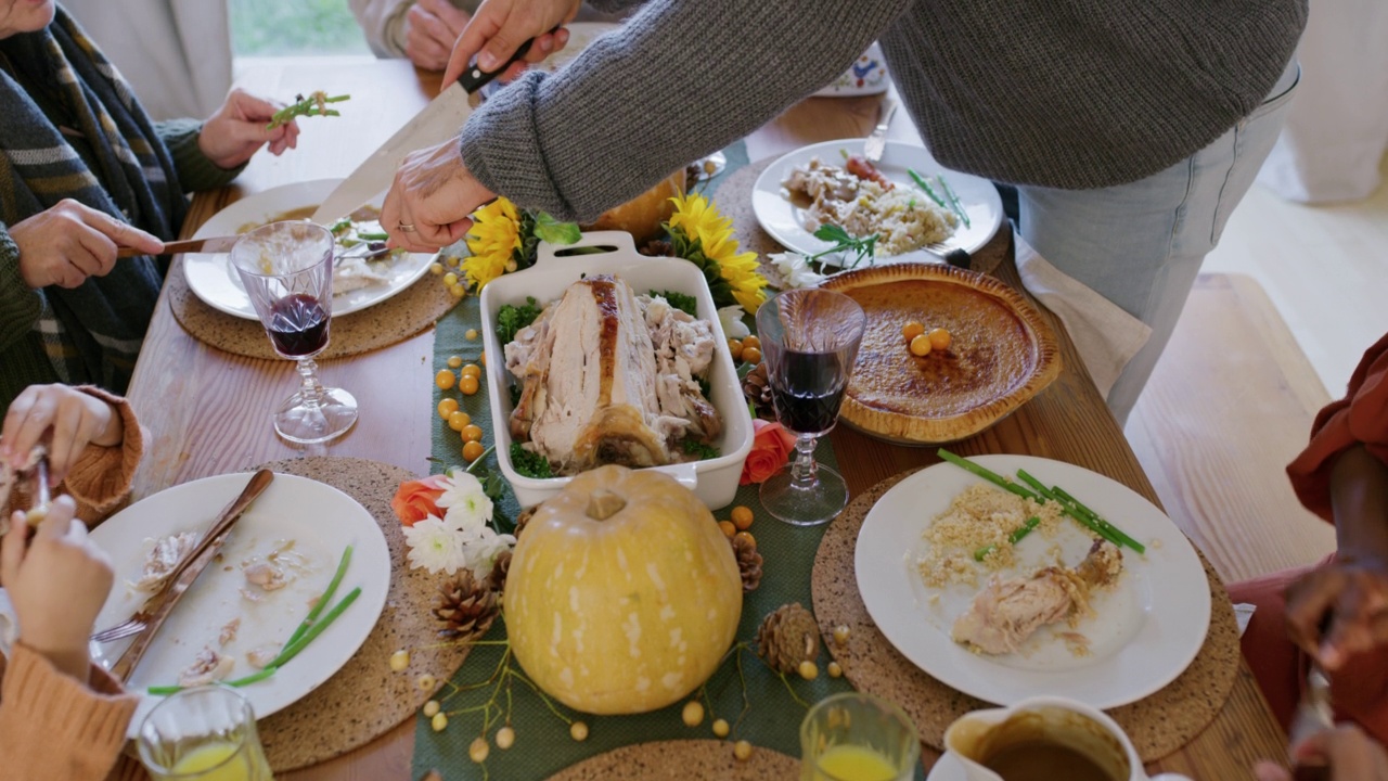 家人，食物和感恩节晚餐或午餐与父母，孩子和祖父母在一张桌子上吃，爱和享受健康的一餐。节日喜庆，庆祝吃健康烤鸡视频素材