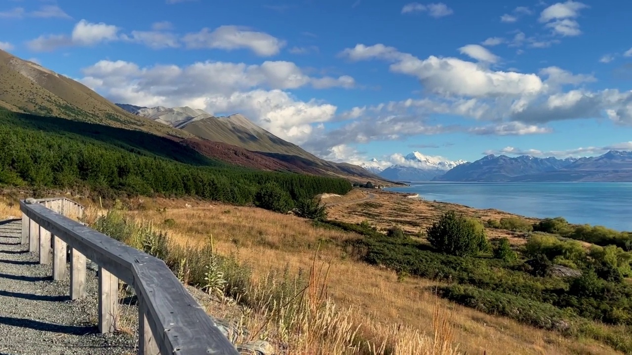 在前往奥拉基库克山国家公园的途中，沿着库克山公路沿着普卡基湖行驶视频素材