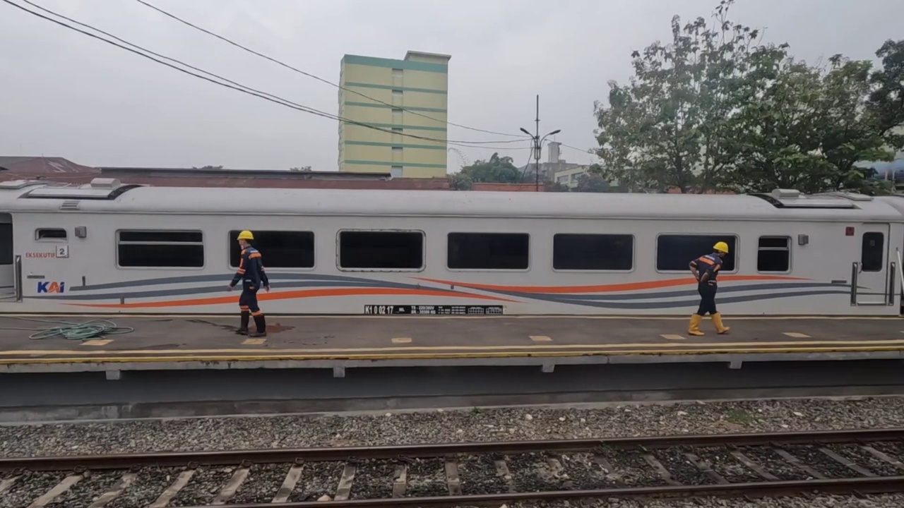 从一列从印度尼西亚西爪哇省万隆市驶往首都雅加达的火车尾部看到的铁轨。视频素材