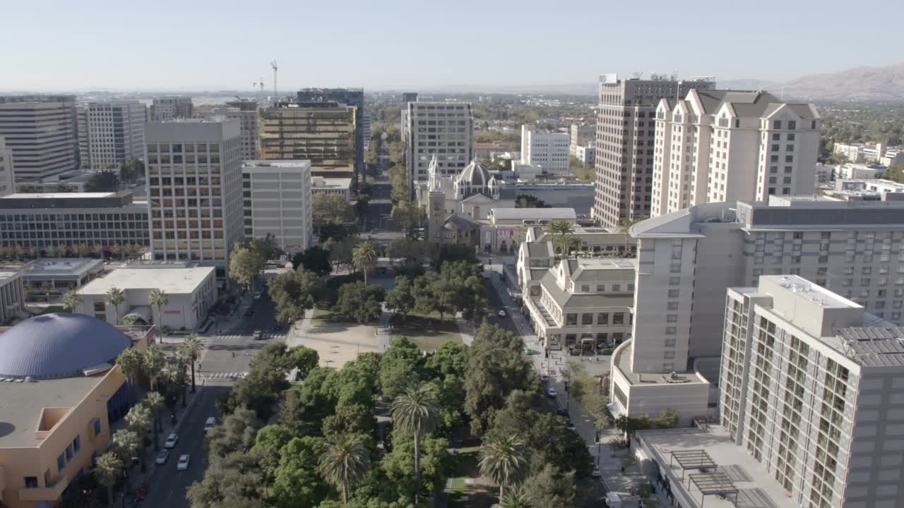 从圣何塞天际线的广角向下平移到城市街道附近的城市国家公民剧院。科技互动科学博物馆，圣约瑟夫大教堂，圣何塞艺术博物馆，和广场德塞萨尔查韦斯可见视频素材