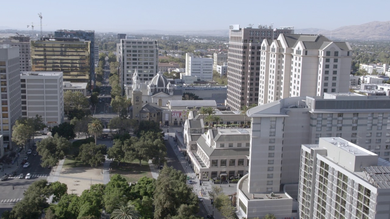 从圣何塞天际线的广角向下平移到城市街道附近的城市国家公民剧院。科技互动科学博物馆，圣约瑟夫大教堂，圣何塞艺术博物馆，和广场德塞萨尔查韦斯可见视频素材