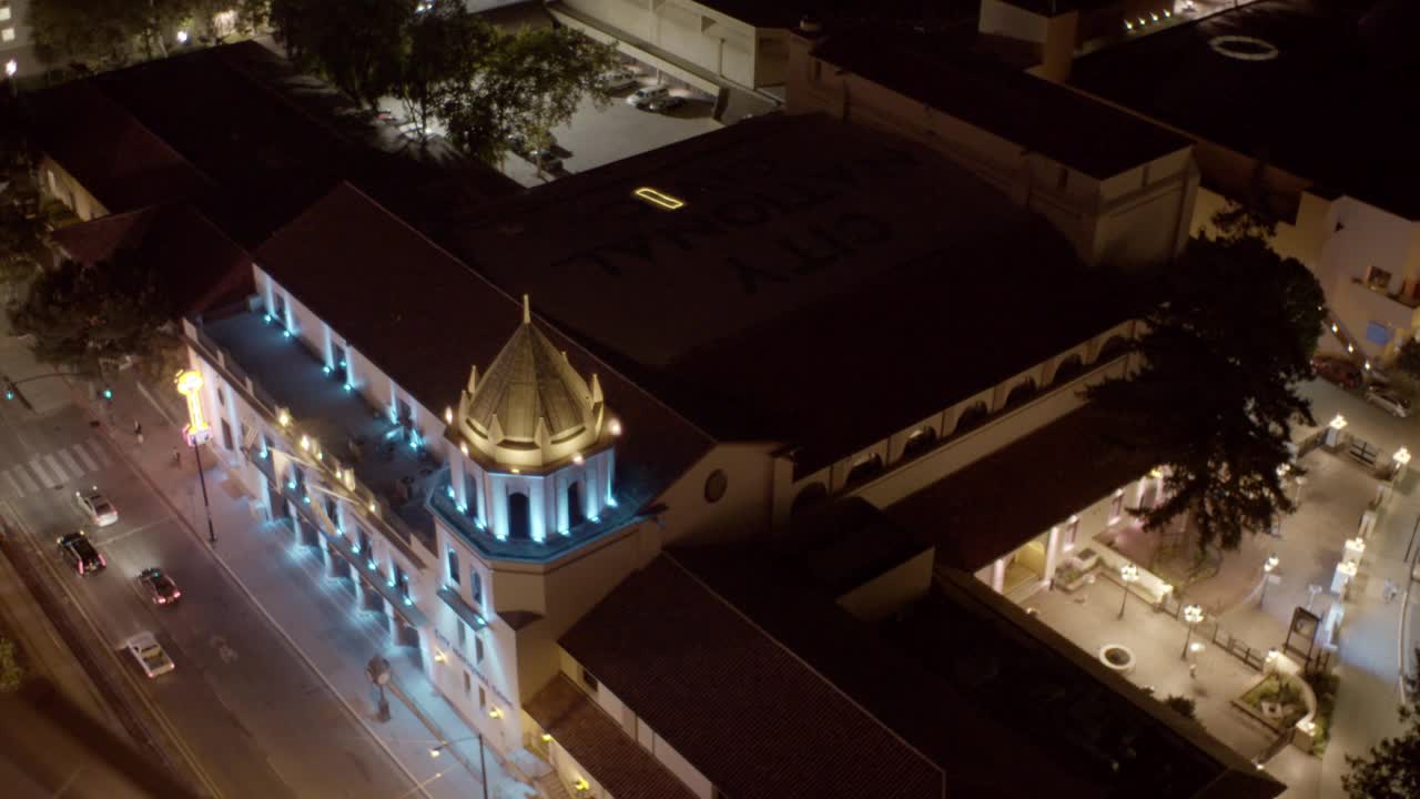 从左到右从城市国家城市剧院到广角的圣何塞城市天际线。城市街道，圣约瑟夫大教堂，圣何塞艺术博物馆，塞萨尔查韦斯广场，科技互动博物馆，高层建筑和办公楼可见视频素材