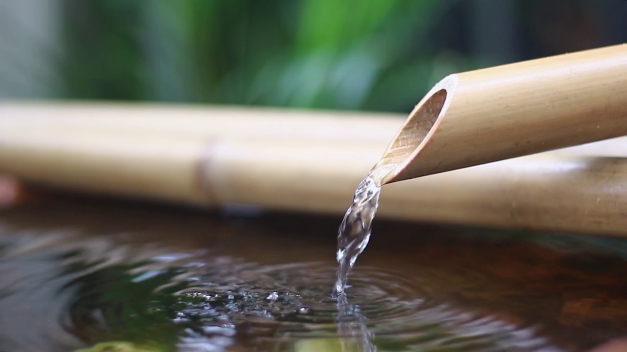 传统竹喷泉与水滴日本花园风格视频素材