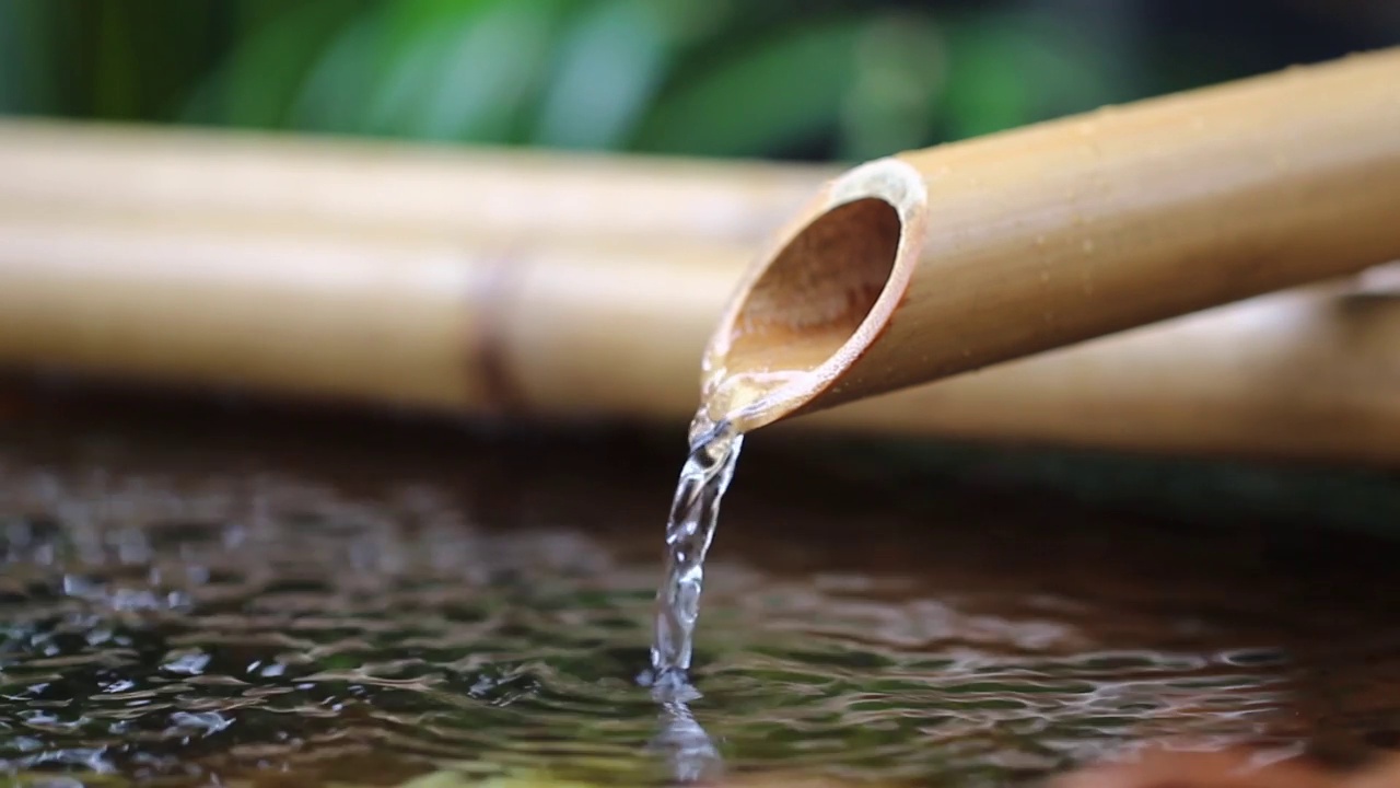 传统竹水喷泉与雨水滴日本花园风格视频素材