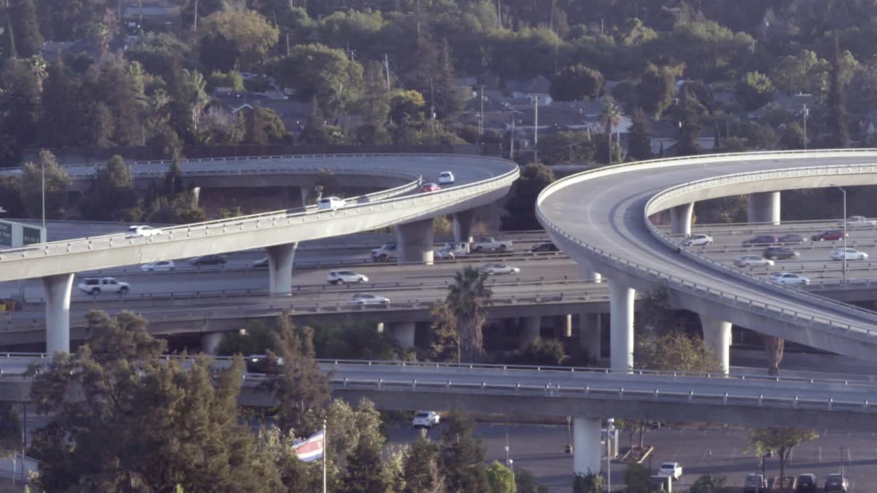 中角度的高速公路或高速公路在圣何塞。汽车驾驶可见。树木清晰可见视频素材