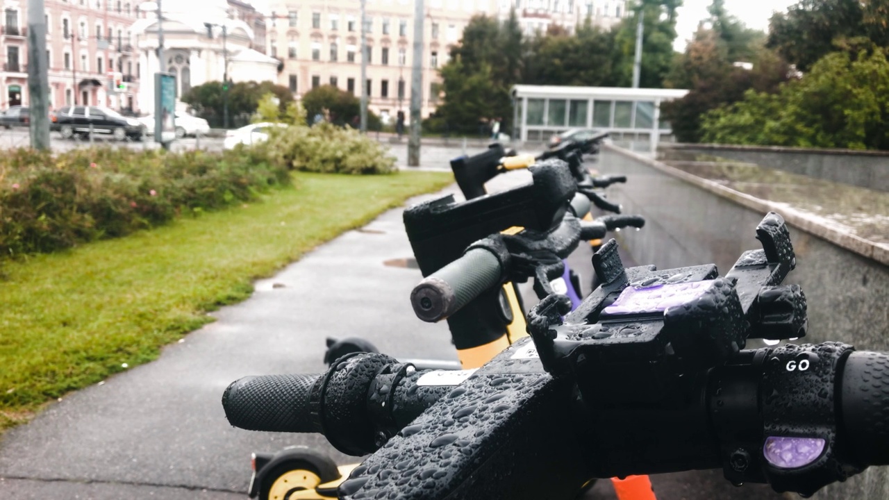 踏板车租赁交通城市雨天潮湿天气生态自行车视频素材