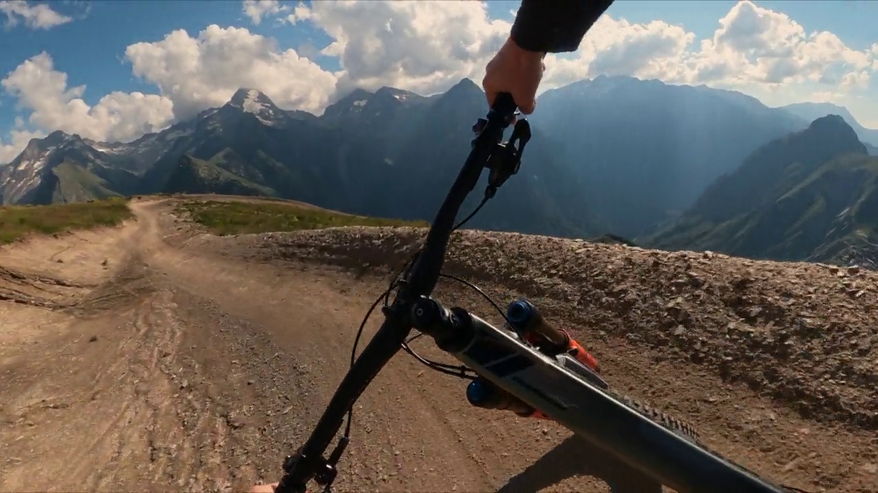 POV MTB自行车在阳光明媚的天气里骑在山路上视频素材