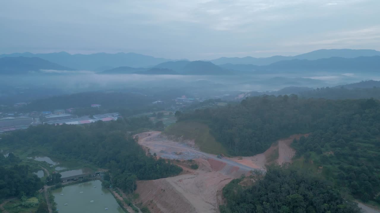 在一个阴沉的日子里，俯瞰被雾覆盖的绿色森林和山脉视频素材