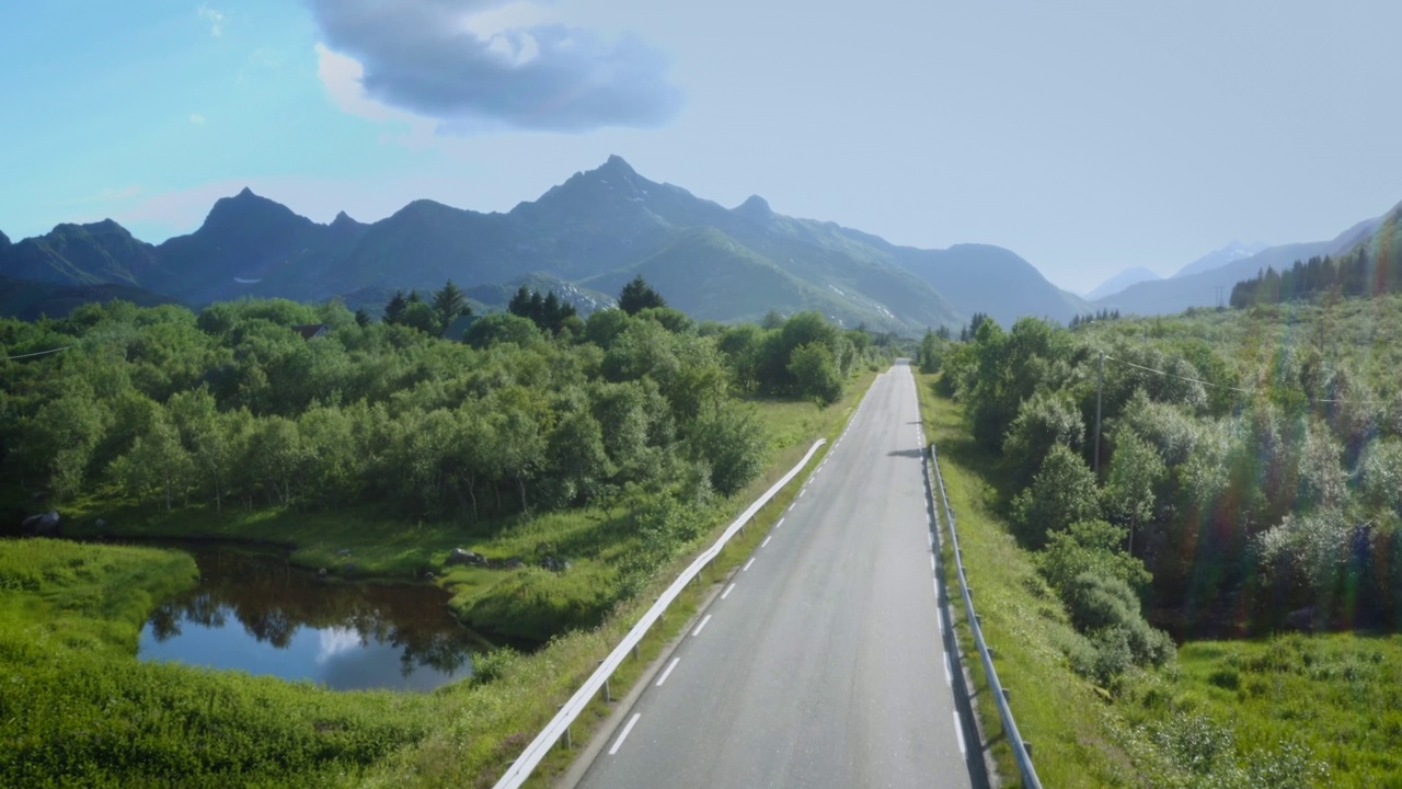 无人机飞过罗浮敦山背后的道路视频素材