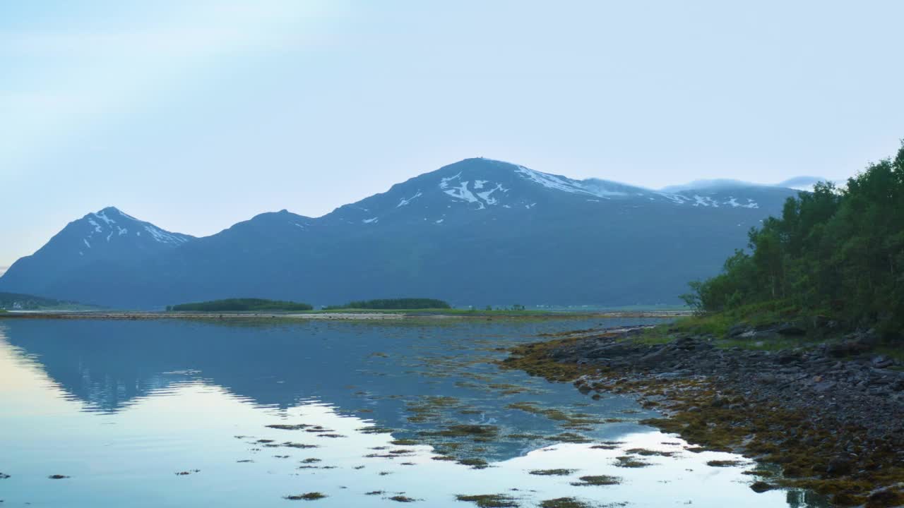 无人机沿着美丽的海岸线，以山脉为背景视频素材