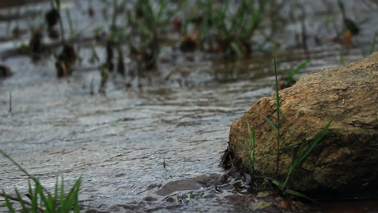 波纹水缓慢水流的瀑布岩石视频素材