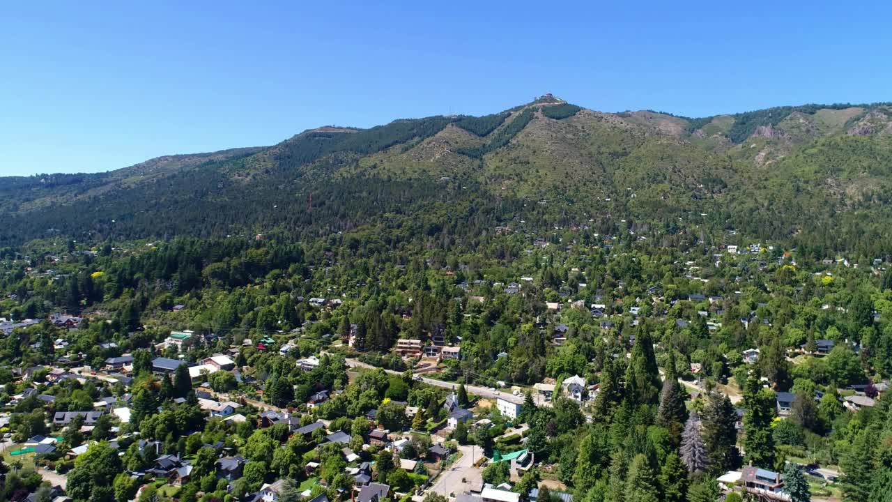 巴里洛切省的城市景观，绿树成荫，群山环抱视频素材