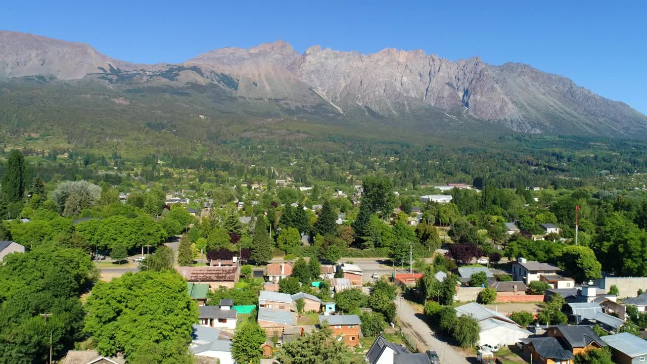 无人机拍摄的阿根廷Chubut省El Bolson山谷的城市景观视频素材