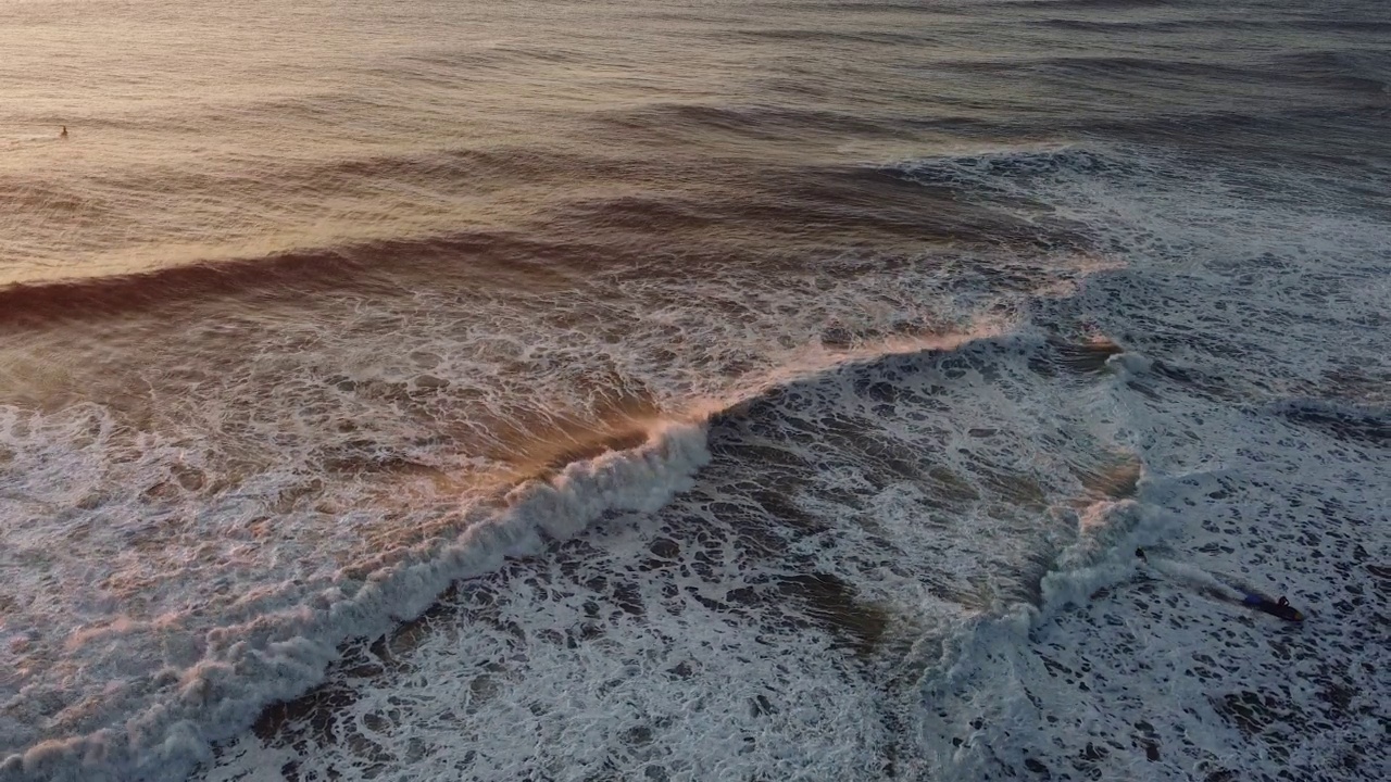 黄昏时分，航拍的巨浪翻滚在葡萄牙纳扎尔海岸视频素材