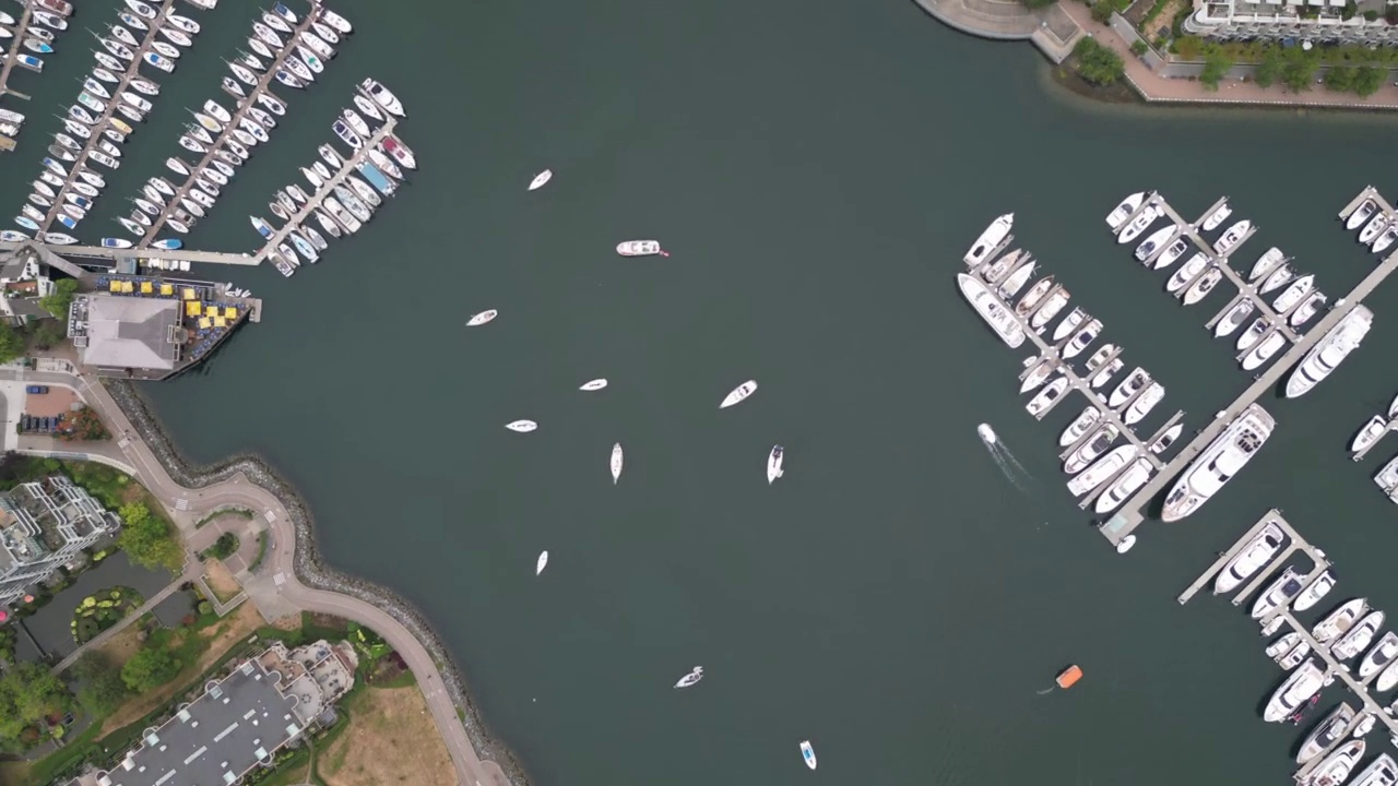 温哥华被建筑物包围的海港的空中旋转视图视频素材