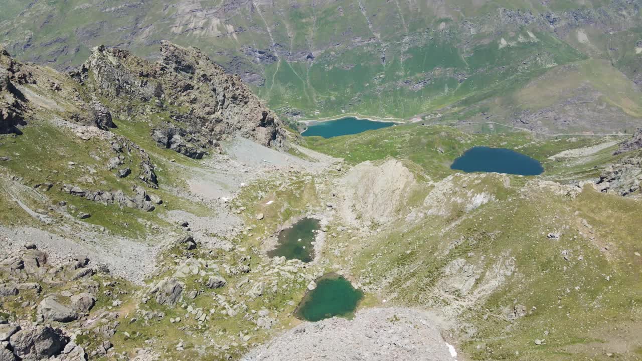 在阳光明媚的日子里，鸟瞰高地上的落基山脉和马尔科西亚湖视频素材