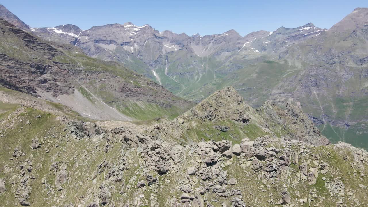 在一个阳光明媚的日子里，鸟瞰高地上的落基山脉视频素材