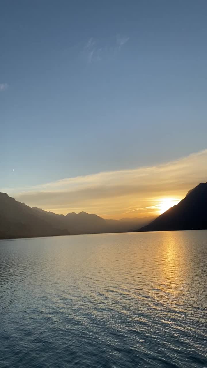 日落时平静的海岸和岛屿的风景视频素材